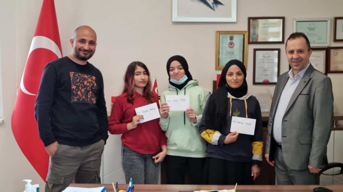 Okulumuz Ramazan etkinlikleri kapsamında yapılan online Kahoot İngilizce Bilgi Yarışması'nda dereceye giren öğrencilerimize ödülleri verildi.